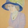 Jonge vrouw met blauwe hoed en groene strik