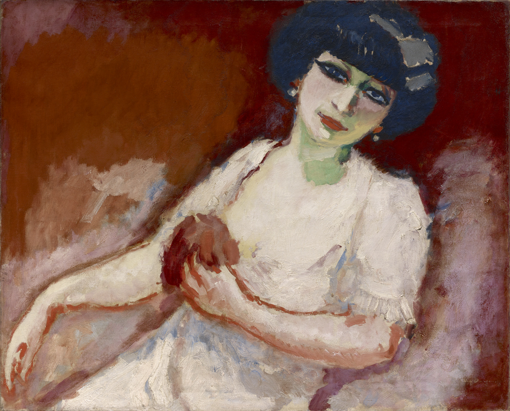 Femme rose sur fond rouge